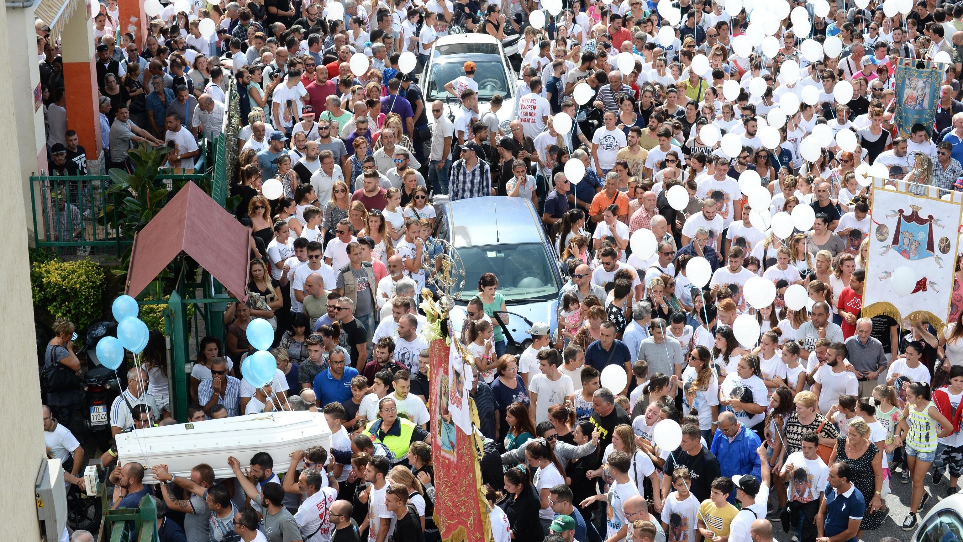 Folla nel rione Traiano per i funerali di Davide