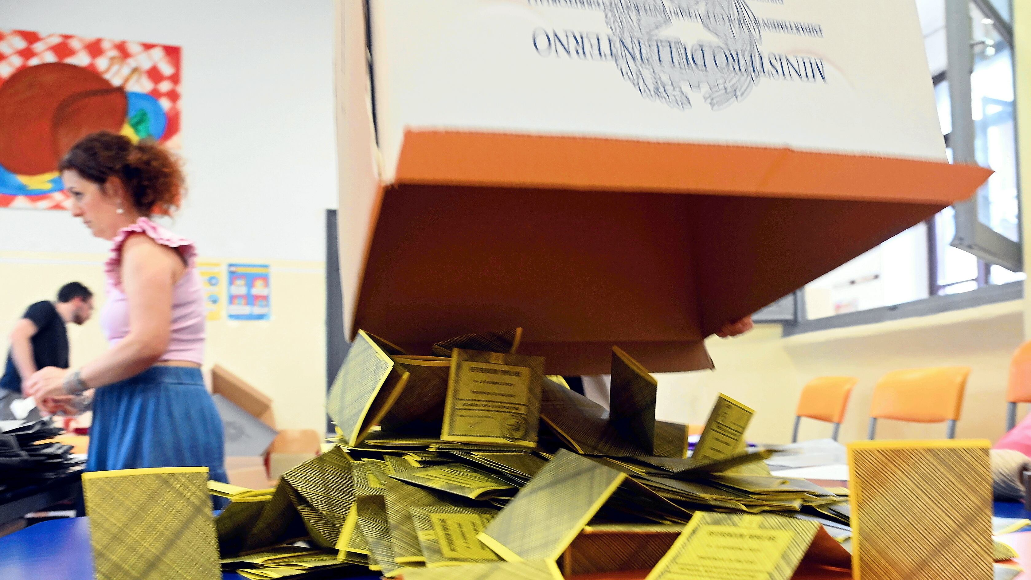 Ora la Lega rilancia: "Almeno 15-20 anni per diventare italiani. Lo dicono le urne"
