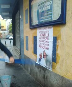 Nella città di Di Maio le locandine con la testa mozzata di Sgarbi 2