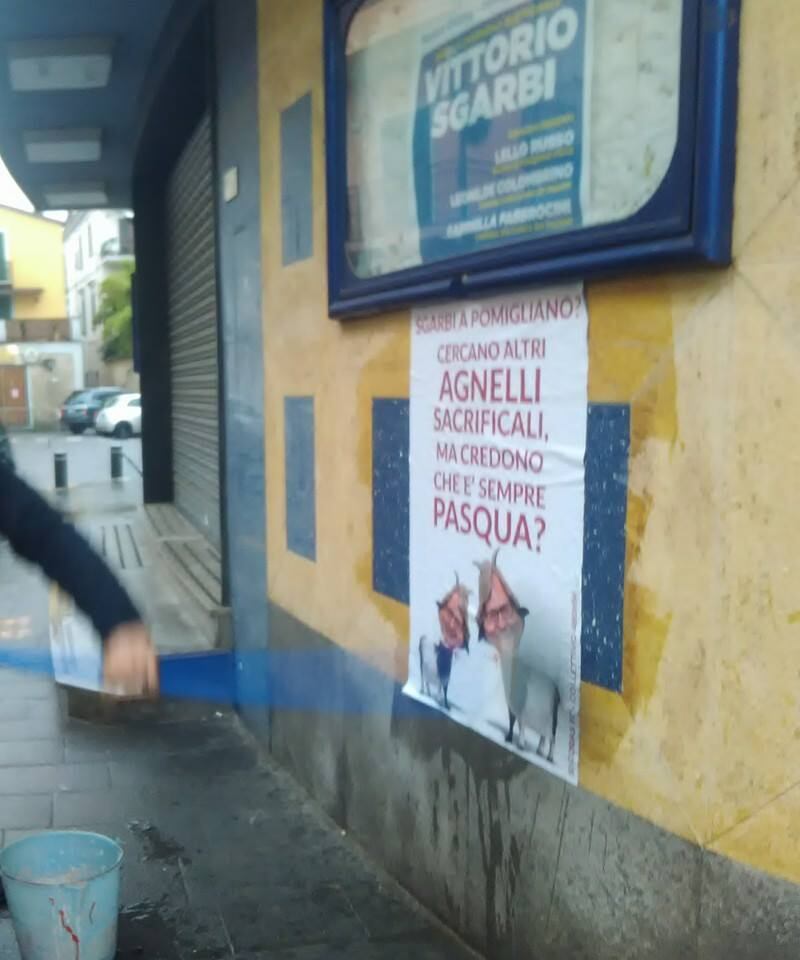 Nella città di Di Maio le locandine con la testa mozzata di Sgarbi 2