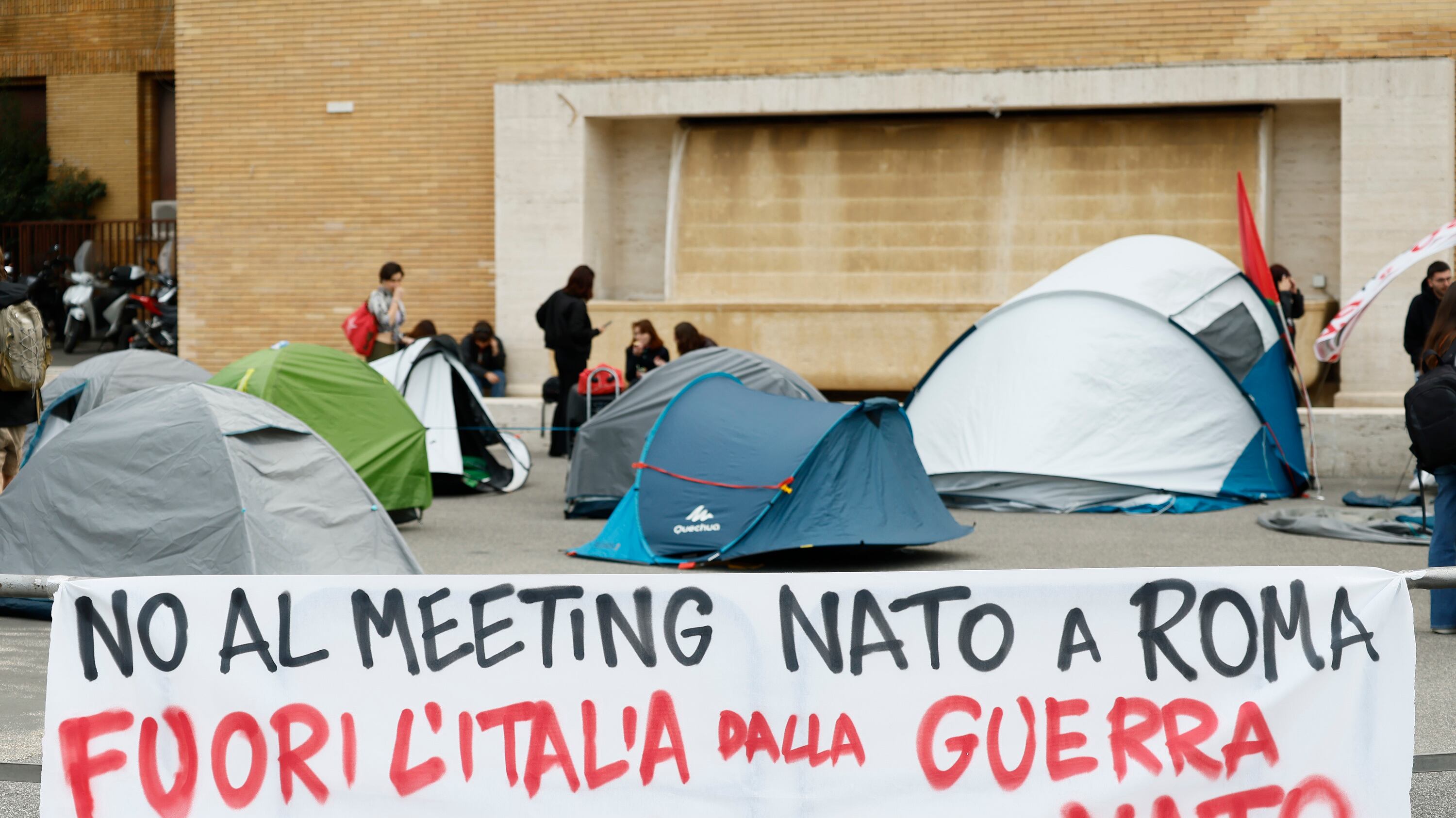"Tende contro il genocidio". Gli anti-Israele si accampano alla Sapienza
