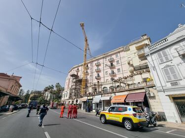 Richiedente asilo sale su una gru per protesta a Sanremo 1