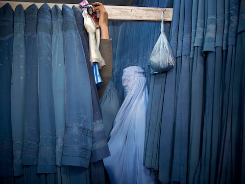 Chi si inginocchia per le donne afghane?