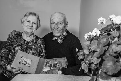 Rimantas Putvis e la moglie Irena. Sopravvissuti ai gulag Sovietici, lei 6 anni nella terribile isola di Trofimovsk oltre il Circolo Polare Artico. Si sono conosciuti in Siberia, si sono sposati e hanno fatto due figli. In mano l’album del loro matrimonio