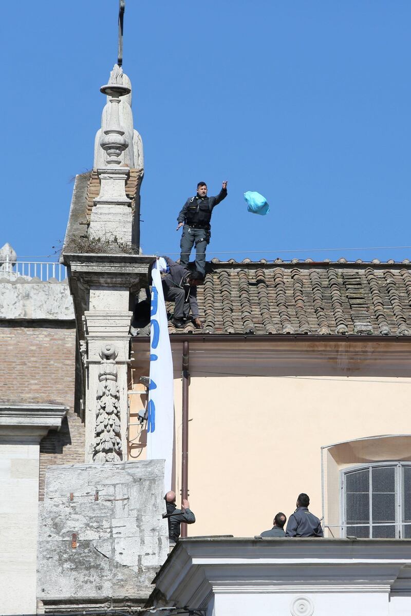 Occupano la basilica di piazza del Popolo: "Mai con Salvini" 4