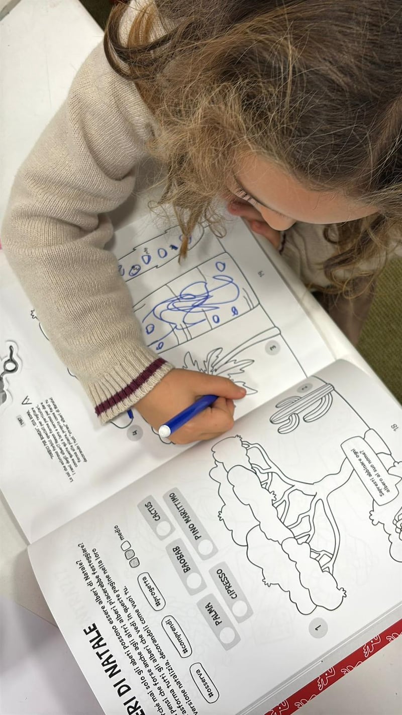 Bambina che colora