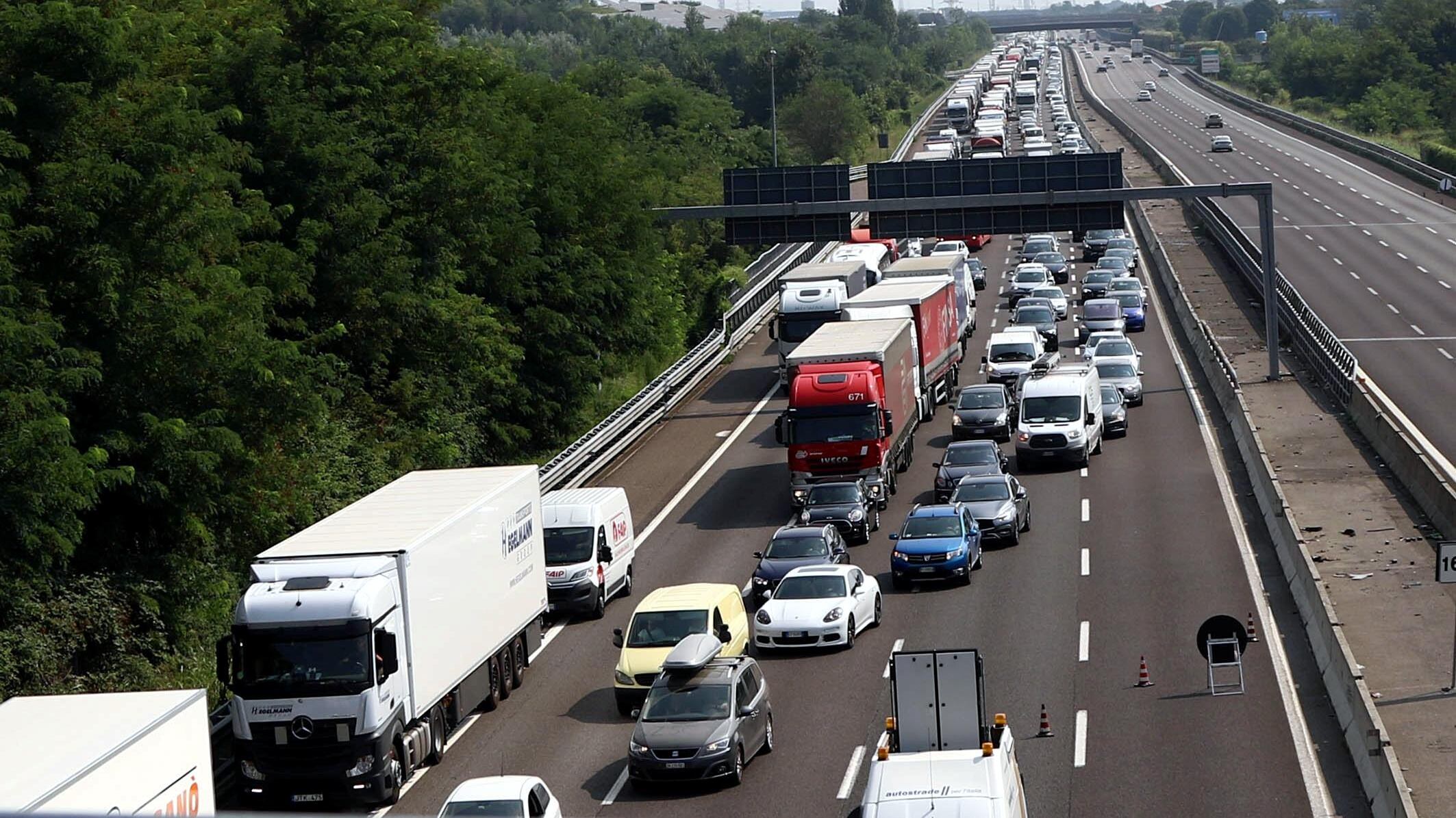 Va in scena la protesta dei camionisti contro i rincari