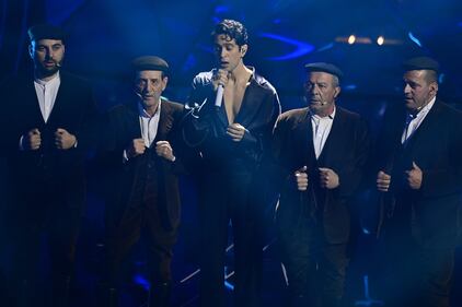 Sanremo 2024: ecco il look della quarta serata del Festival da Mahmood 1