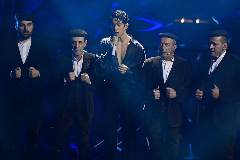Sanremo 2024: ecco il look della quarta serata del Festival da Mahmood 1