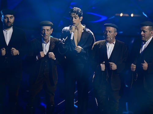 Sanremo 2024: ecco il look della quarta serata del Festival da Mahmood