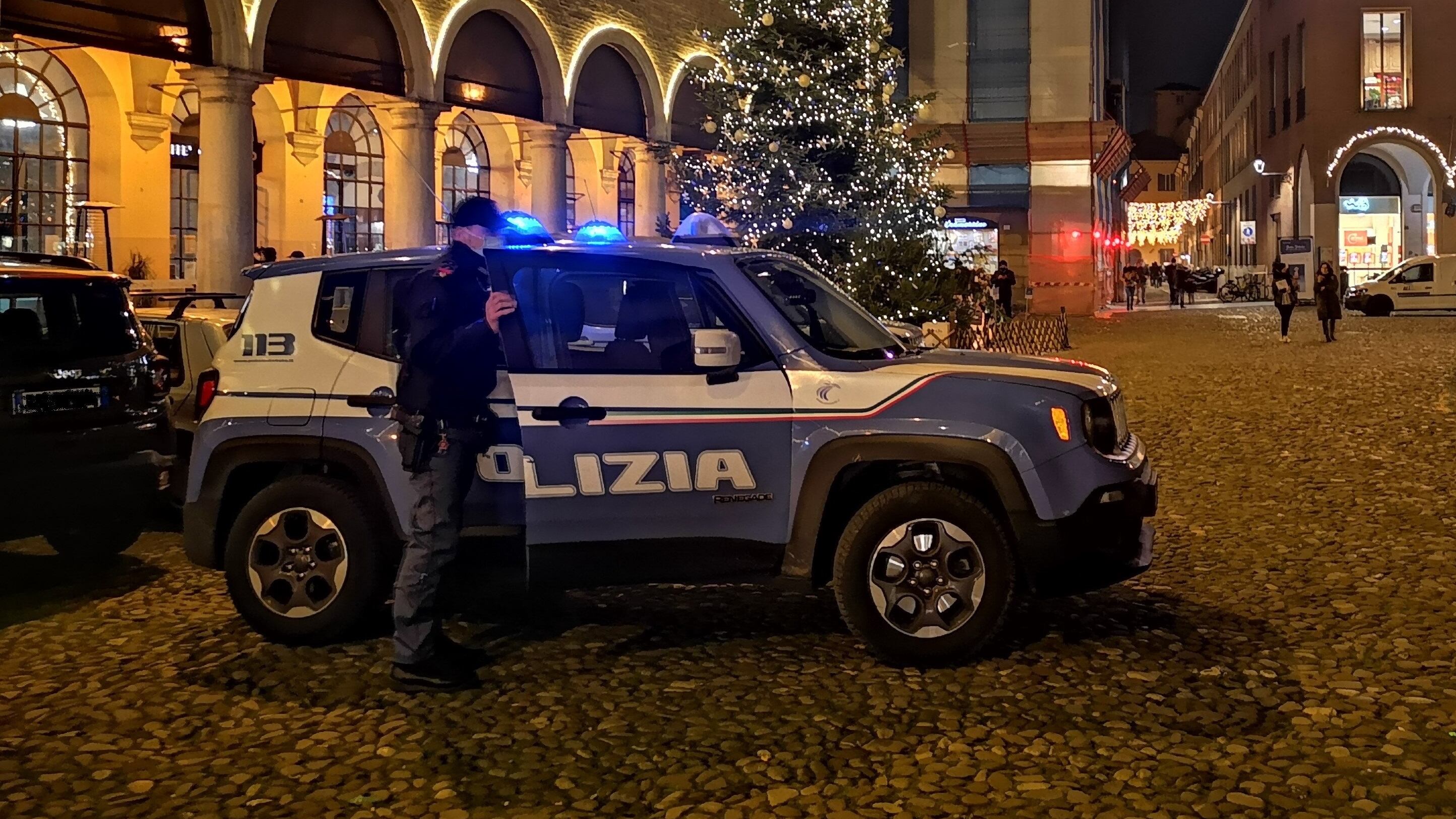 Trova il commissariato chiuso e sfascia le auto: la follia dello straniero