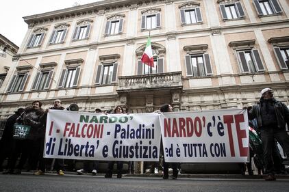 Blitz delle forze dell'ordine: rimosso lo striscione "È colpo di Stato" 8