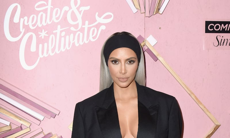 Kim Kardashian senza reggiseno sul red carpet 13