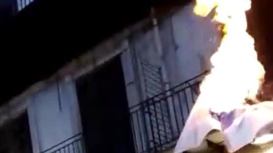 Palermo, femministe in piazza bruciano bandiera della Lega
