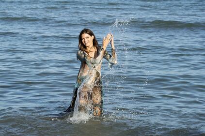 Isabeli Fontana hot, incanta Venezia nella laguna 2
