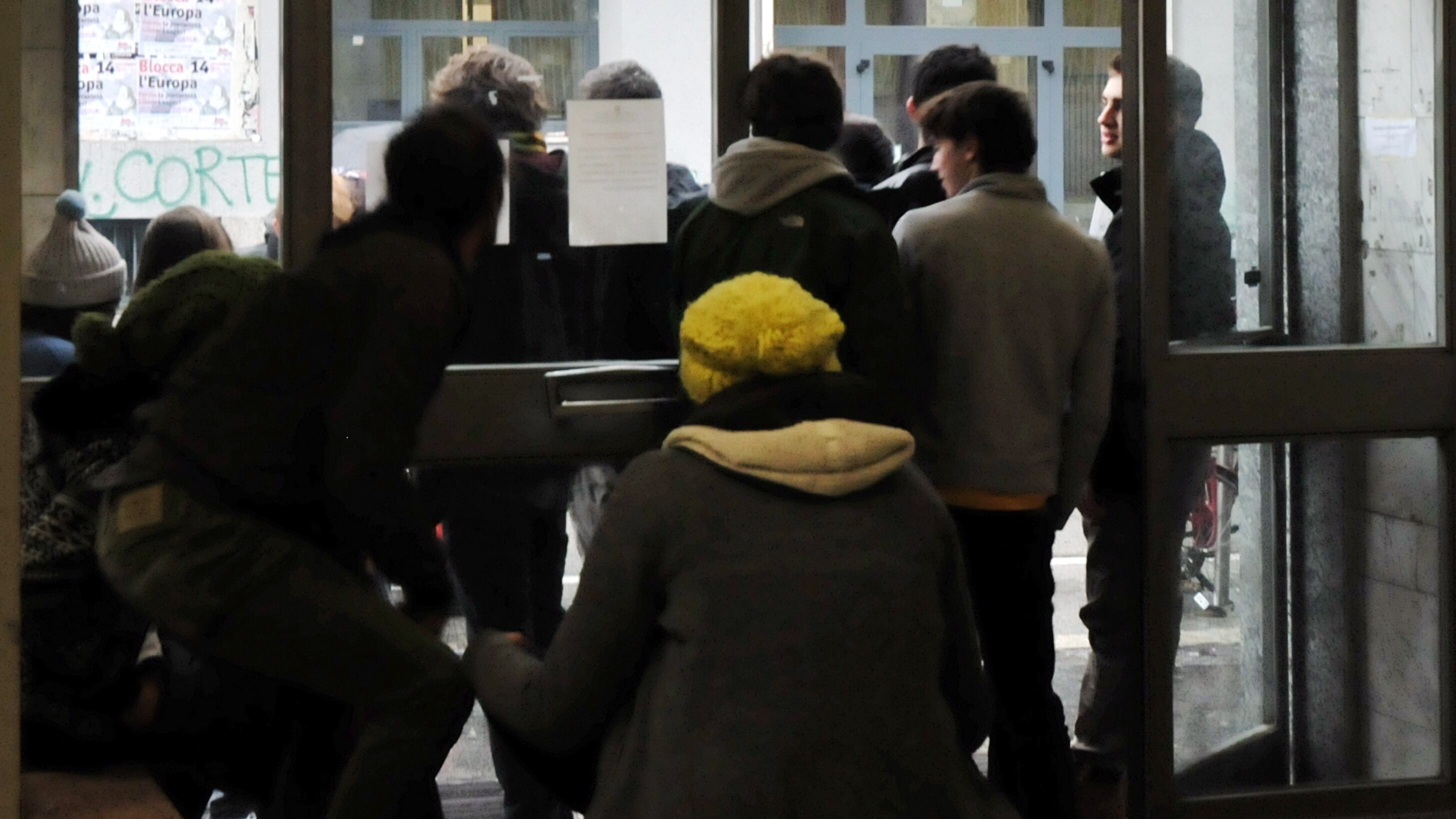 Preside barricata a scuola: "Non la farò occupare da questi figli di papà"