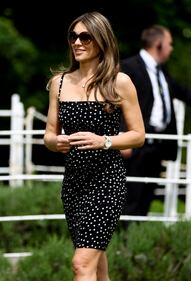 Elizabeth Hurley sexy in nero 25