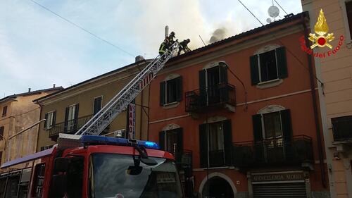 Varese, paura in uno stabile: in fumo il tetto 4
