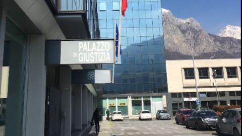 Bimba contesa da due padri: dovrà cambiare cognome