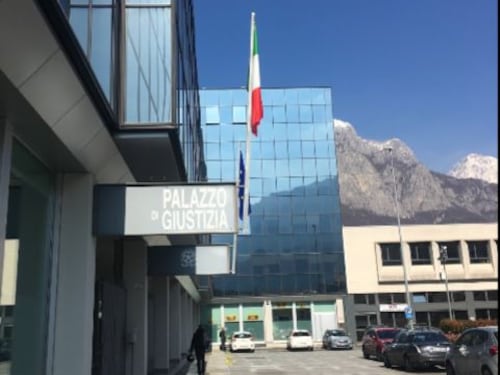 Bimba contesa da due padri: dovrà cambiare cognome
