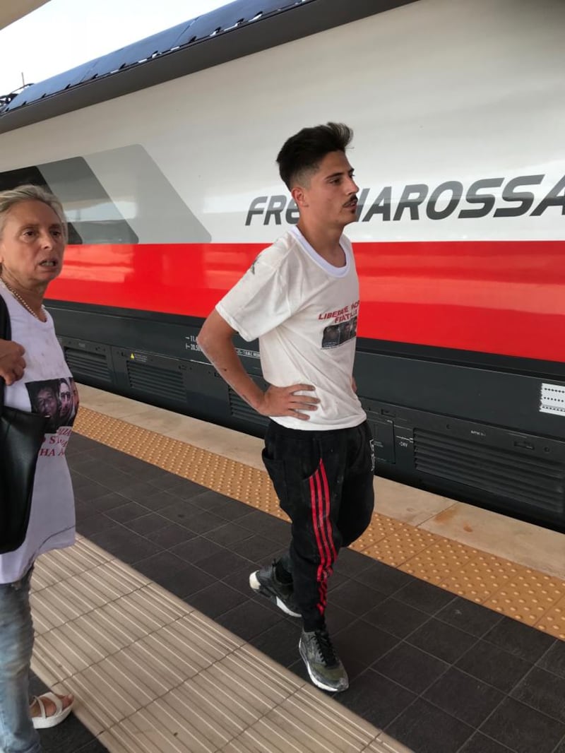 La stazione di Napoli ostaggio dei familiari degli italiani scomparsi in Messico 2