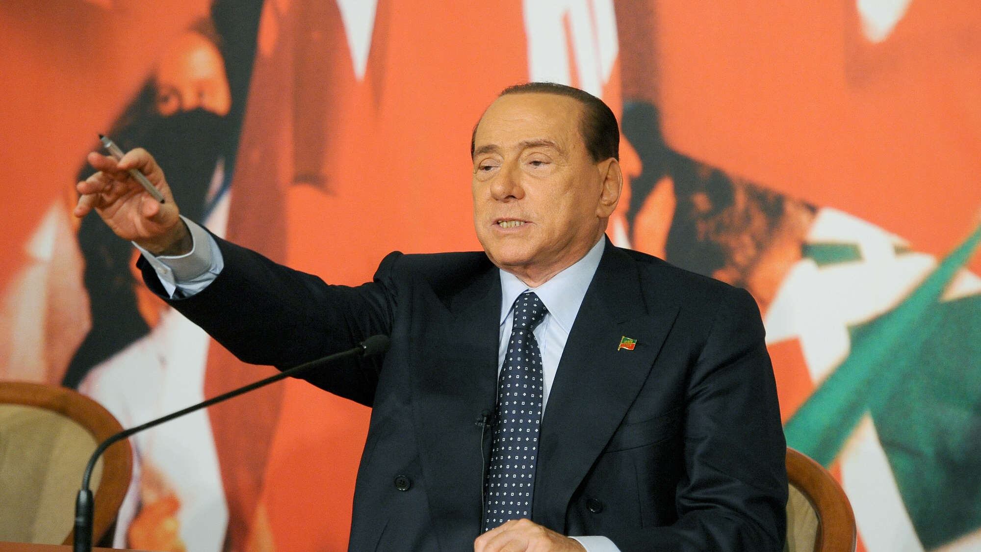 Il Cavaliere non parla in Senato, per difendersi sceglie la piazza