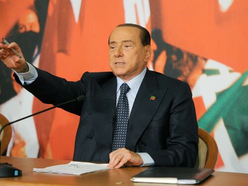 Il Cavaliere non parla in Senato, per difendersi sceglie la piazza