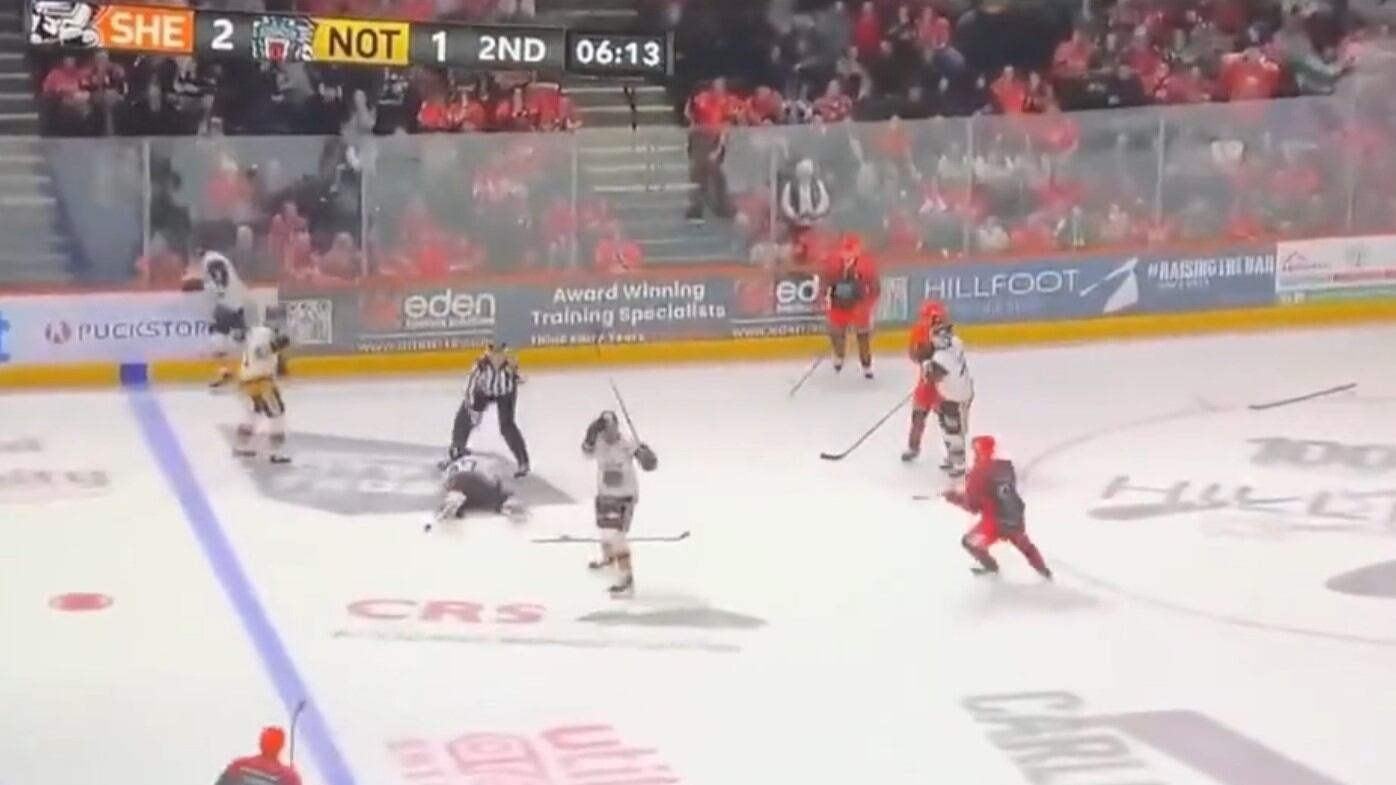 Gola tagliata dal pattino: la morte choc di Johnson durante la partita di hockey
