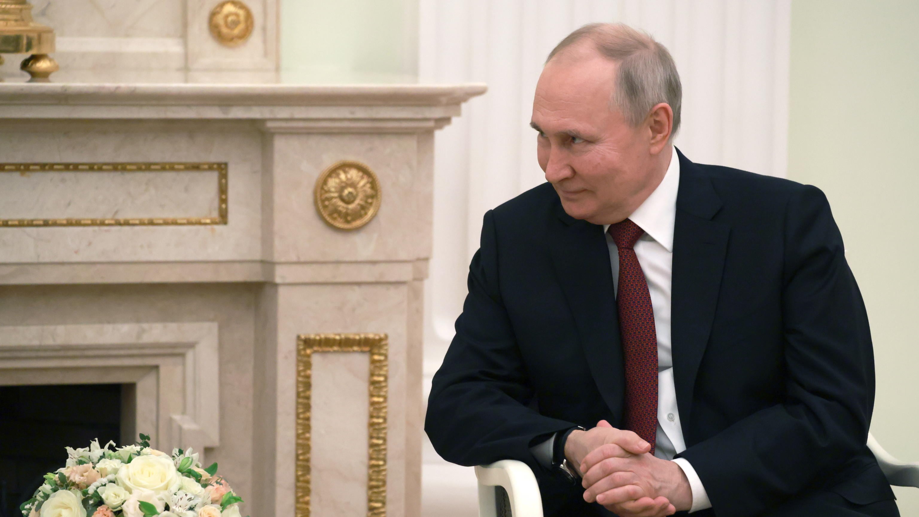 "Putin può finire alla sbarra come i nazisti e Milosevic". E lui va dai bimbi in Crimea