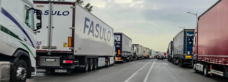 Blocco dei tir, Urso: “Identificati i camionisti per rimuovere i presìdi”. I sindaci di Bari e Napoli: “Rischio paralisi”