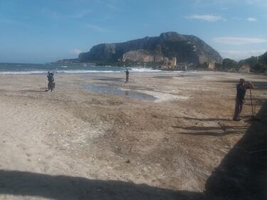 Mondello, si spezza un pontile galleggiante e la spiaggia viene invasa dal polistirolo 2