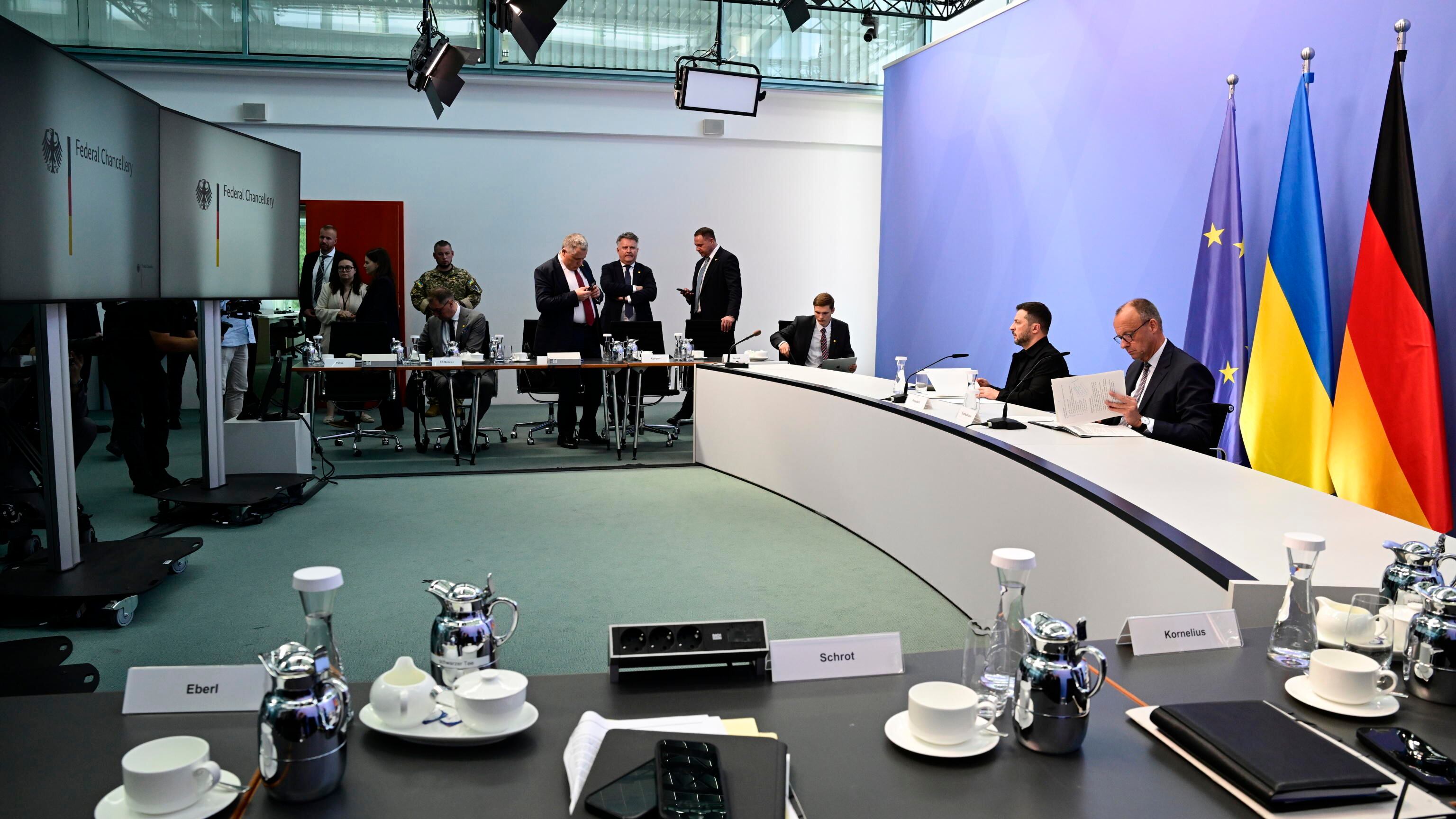 Ritrova l'unità e ora detta la linea. L'Unione europea "convince" Trump: "Nessun accordo senza l'Ucraina"