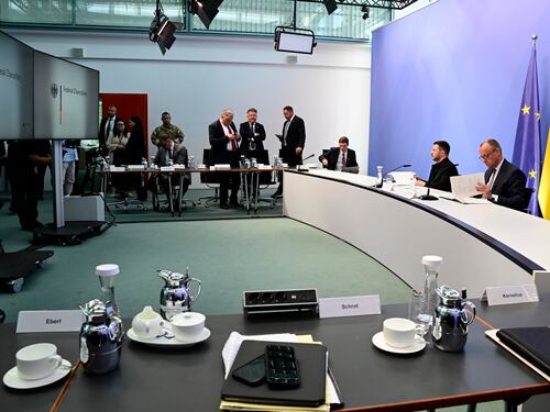 Ritrova l'unità e ora detta la linea. L'Unione europea "convince" Trump: "Nessun accordo senza l'Ucraina"