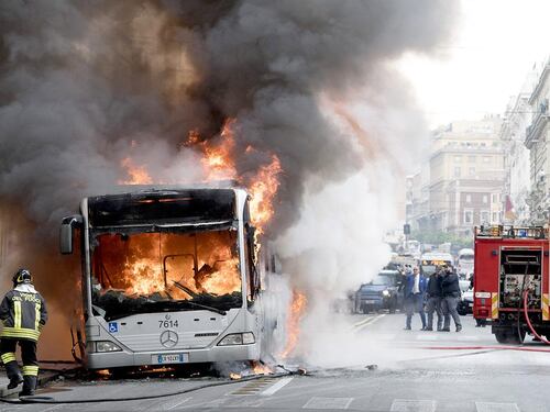 Roma, ancora un autobus dell'Atac in fiamme