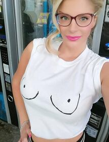Francesca Cipriani, sexy in rosa 6