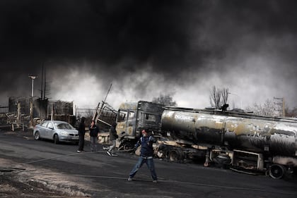 Cielo nero su Teheran dopo l'attacco alle strutture petrolifere  11