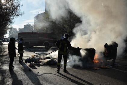 Sgombero dei centri sociali, scoppia la guerriglia a Milano 13