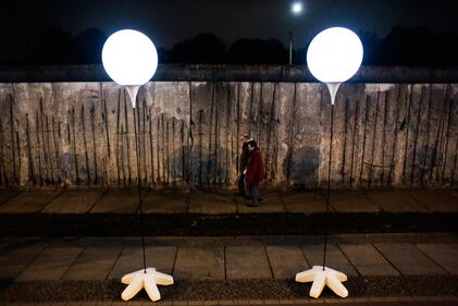 Palloncini luminosi lungo il Muro di Berlino 13