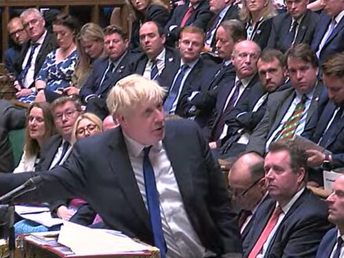 Già in 39 via dal governo. BoJo non vuole mollare: assedio a Downing Street