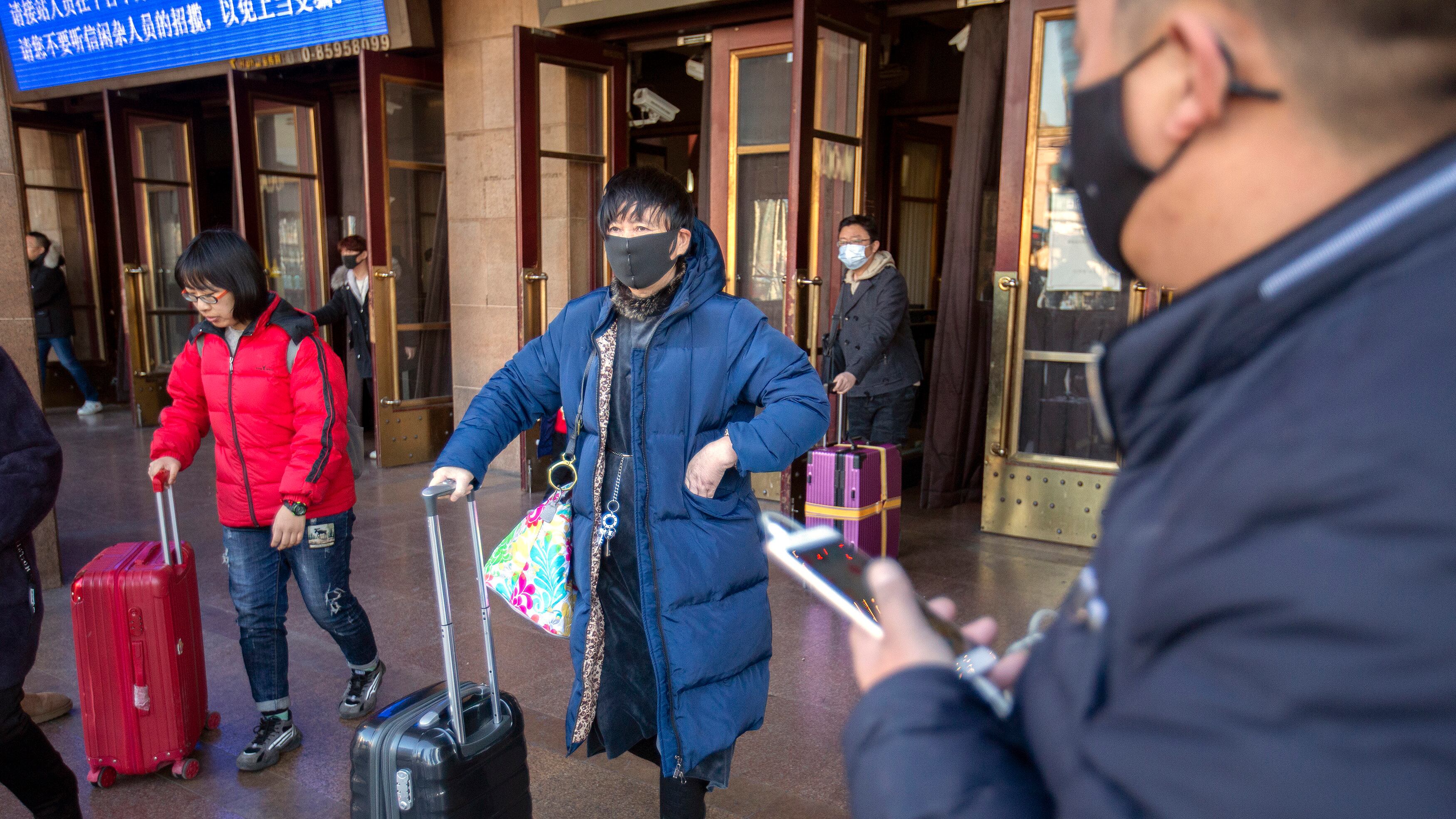 "Epidemia simile a Sars. Ma è soltanto all'inizio. Un vaccino non esiste"