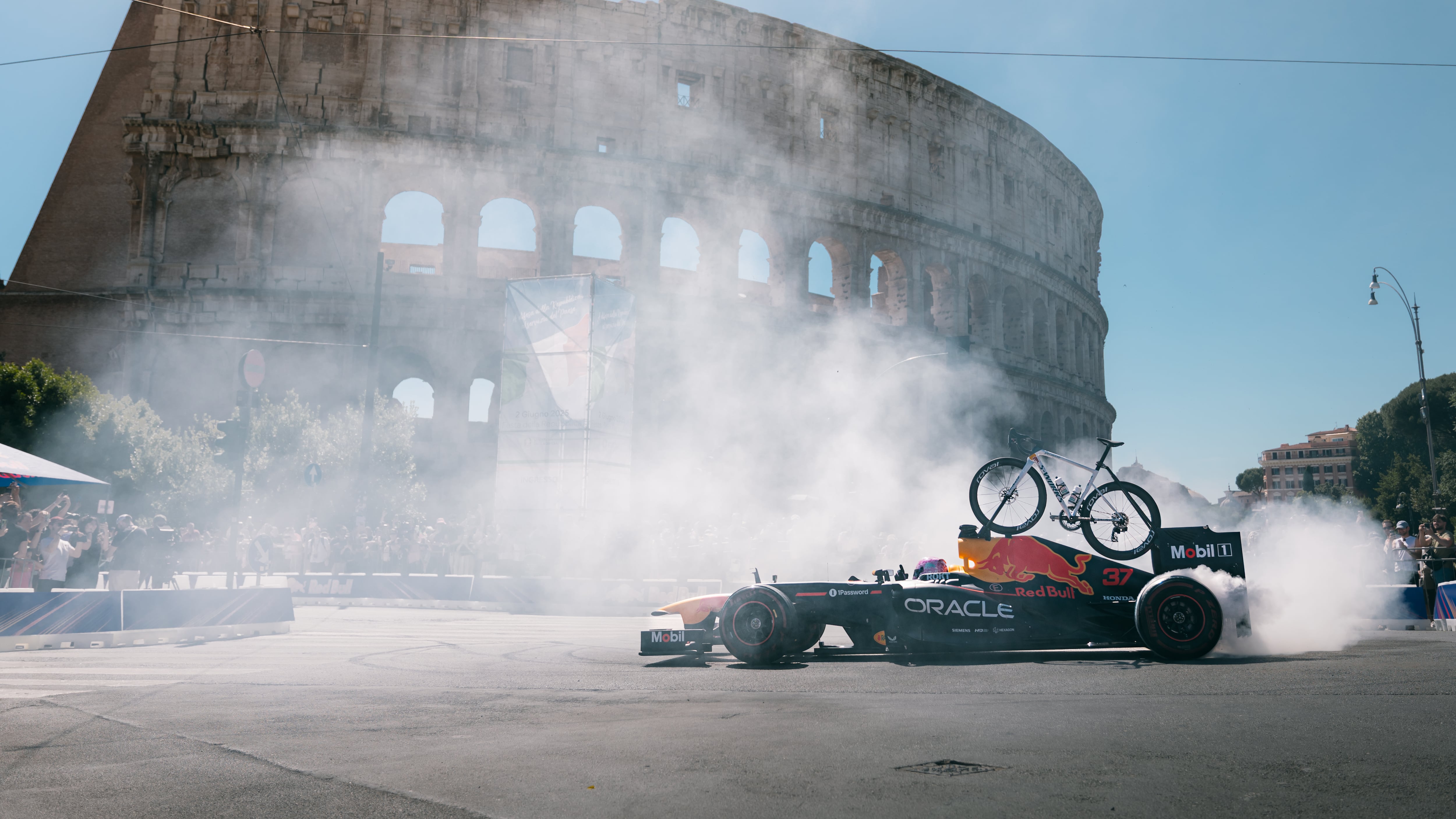 Show Red Bull con una F1 a Roma, per celebrare il Giro d'Italia