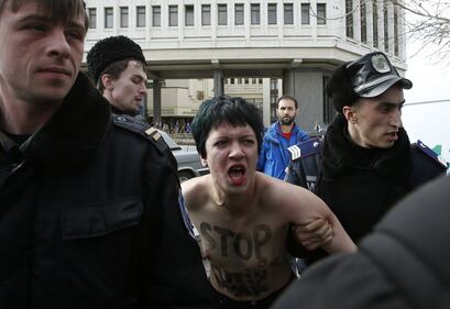 Simferopoli, le Femen protestano contro Putin 9