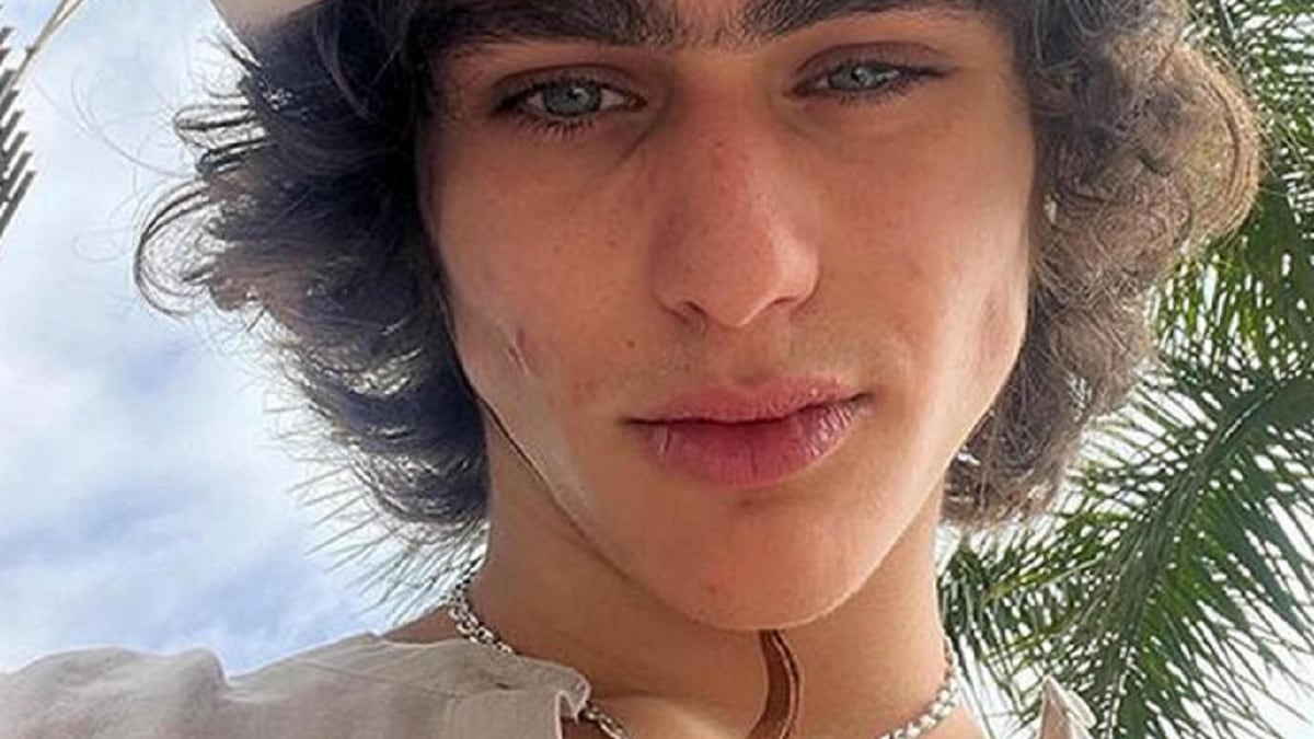 Foto con soldi e droga: Achille Costacurta tagga la madre poi chiude il profilo