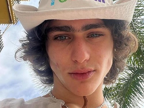 Foto con soldi e droga: Achille Costacurta tagga la madre poi chiude il profilo
