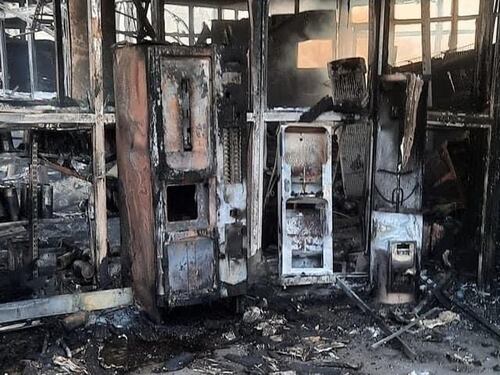 Le fiamme avvolgono l'autogrill: la distruzione dopo il rogo