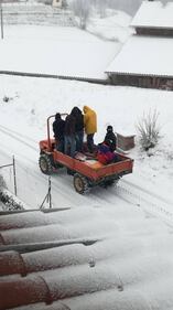 I migranti spalano la neve a Pettinengo 2
