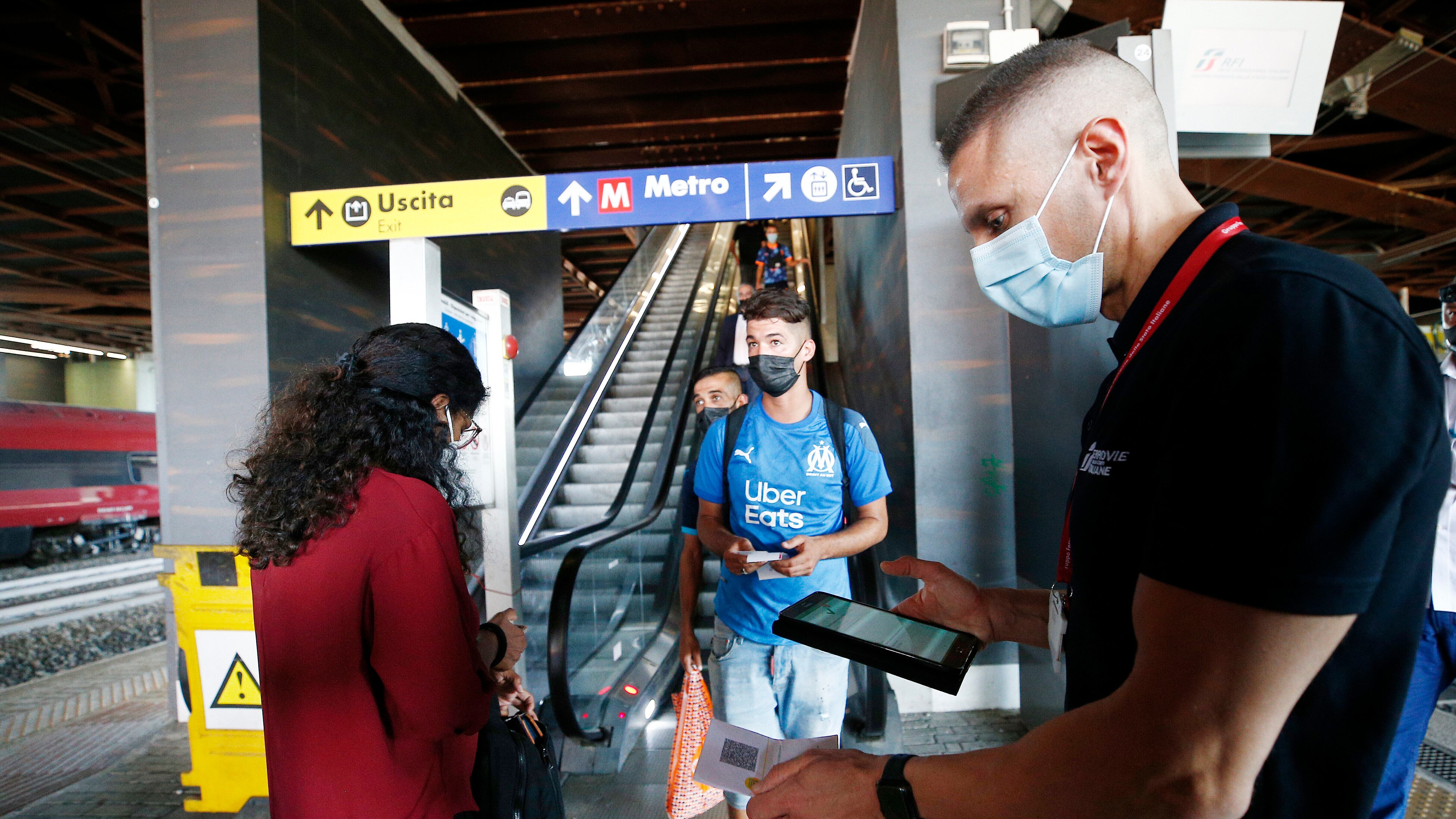 "Mi dia il green pass". E l'addetta ai controlli vien presa per il collo