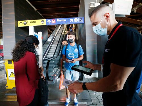 "Mi dia il green pass". E l'addetta ai controlli vien presa per il collo