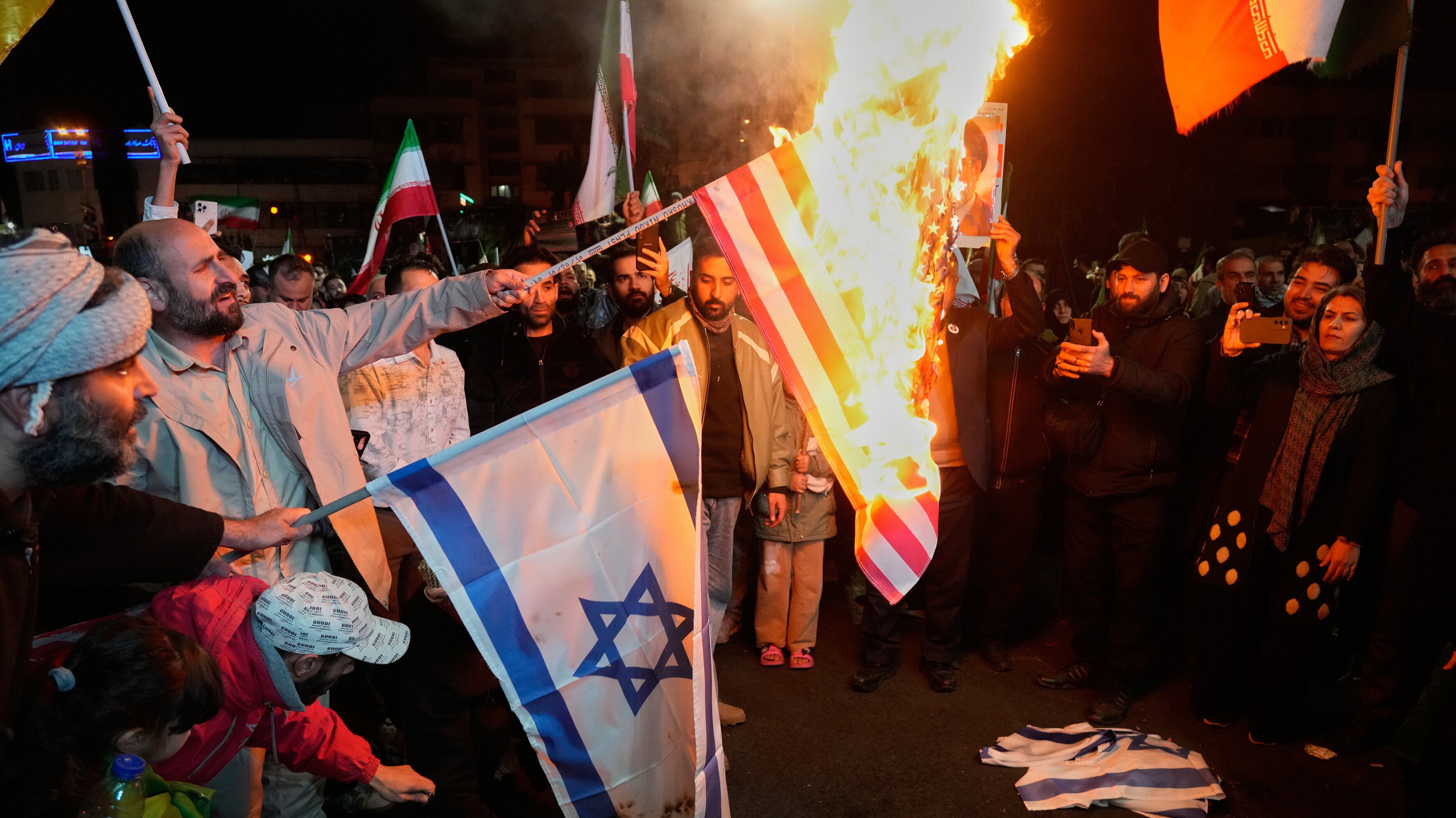 L'intesa fragile tra gli Usa e l'Iran. Hormuz riaperto e subito bloccato