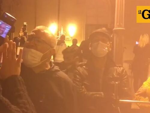 "Ora toglietevi la mascherina" Ma c'è la foto choc: cala il gelo